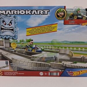Hot Wheels Mario Kart Thwomp Ruins Set with Luigi - Green